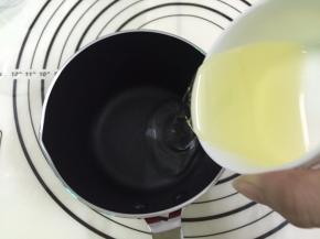 3. 玉米油倒到小奶锅中，加热到70度左右