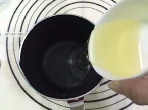3. 玉米油倒到小奶锅中，加热到70度左右