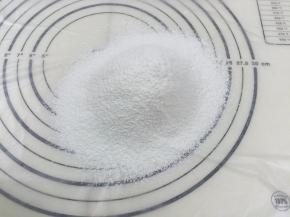 2. 面粉先过筛备用