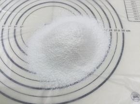 2. 面粉先过筛备用