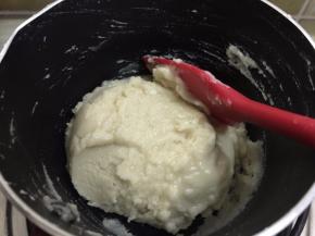 5. 把面粉拌至看不见干粉，放置一旁晾凉