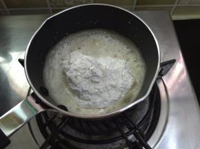 4. 加热好的玉米油关火，倒入过筛好的低筋面粉