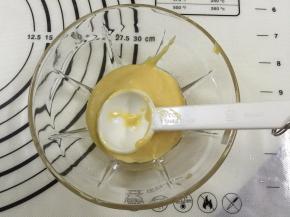 8. 另拿一个碗，分4勺的蛋黄糊出来（我分的一半的蛋黄糊，因为想做几个可可味的）