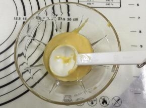 8. 另拿一个碗，分4勺的蛋黄糊出来（我分的一半的蛋黄糊，因为想做几个可可味的）