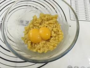 6. 放凉后开始加入蛋黄，蛋黄一个一个加，混合均匀再加下一个,把牛奶分次加入混合，混合好后加入练乳再混合均匀放置一旁待用