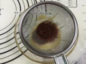 9. 把可可粉过筛到分出来的蛋黄糊中，混合均匀