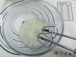 10. 蛋白中加入几滴柠檬汁或白醋，打发至鱼泡眼加入三分之一的细砂糖

蛋白打至细腻加入第二次细砂糖，继续打发