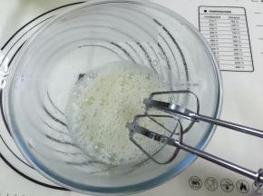 10. 蛋白中加入几滴柠檬汁或白醋，打发至鱼泡眼加入三分之一的细砂糖

蛋白打至细腻加入第二次细砂糖，继续打发