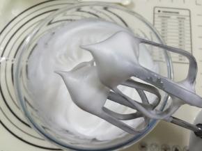 11. 第三次细砂糖在纹路明显时加入继续打发，直到蛋白霜打发成蛋白沫出现小尖角
打发至如图，出现小尖角