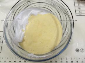 14. 将剩下的蛋白霜用在原味蛋黄糊中，用手动打蛋器从底部向上拌起，拌至顺滑细腻的程度
