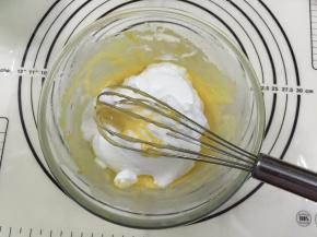 13. 将三分之一的蛋白霜倒入蛋黄糊中，用手动打蛋器从底部向上拌起，拌至顺滑细腻的程度