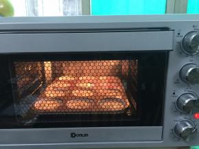 17. 我用的是东菱电器的新烤箱DL-K38E，立方体的烤箱体
送入烤箱，最底层，上火130度，下火120度30分

出炉后从20厘米高的地方震一下，把热气震出，倒扣在烤网上