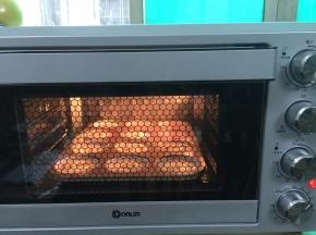 17. 我用的是东菱电器的新烤箱DL-K38E，立方体的烤箱体
送入烤箱，最底层，上火130度，下火120度30分

出炉后从20厘米高的地方震一下，把热气震出，倒扣在烤网上