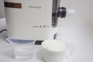 准备135ml水 2杯面粉大概200g
