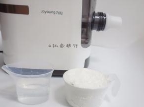 准备135ml水 2杯面粉大概200g