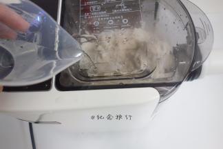 一点点慢慢加水,水里可放一小勺盐让面条更劲道