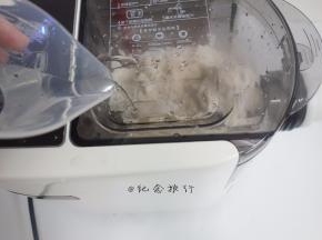 一点点慢慢加水,水里可放一小勺盐让面条更劲道