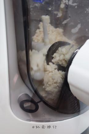 面团变成絮状即可，不是成团哦 成团就太湿了出面很容易黏连