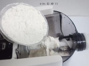 将200g面粉倒入九阳面条机然后盖上盖子