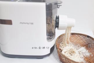 九阳面条机三分钟就出面又快又省心，面条根根分明，撒一点点粉 其实水分合适不撒也没什么关系，面条机是下出面不容易黏连