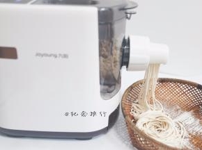 九阳面条机三分钟就出面又快又省心，面条根根分明，撒一点点粉 其实水分合适不撒也没什么关系，面条机是下出面不容易黏连