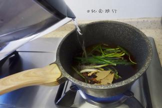 老抽2大勺、生抽两大勺、料酒1勺、红糖一小勺、葱一捆倒上适量水