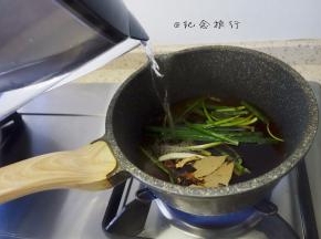 老抽2大勺、生抽两大勺、料酒1勺、红糖一小勺、葱一捆倒上适量水