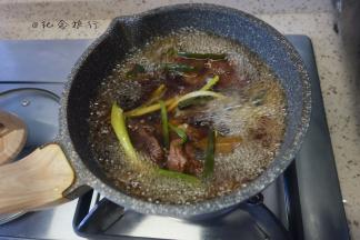 将飞过水去过杂质的牛腱子放入料汁内大火烧开后中小火炖1小时再焖数小时入味