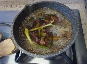 将飞过水去过杂质的牛腱子放入料汁内大火烧开后中小火炖1小时再焖数小时入味