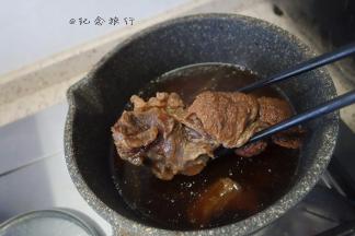 捞出牛腱子，过滤掉杂质剩下炖的汤备用