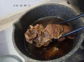 捞出牛腱子，过滤掉杂质剩下炖的汤备用