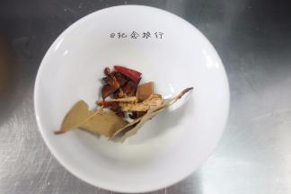 准备干辣椒、香叶、花椒、八角、陈皮、桂皮备用，每一样香料只要一点点加太多味道太浓郁不好吃的