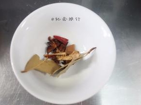准备干辣椒、香叶、花椒、八角、陈皮、桂皮备用，每一样香料只要一点点加太多味道太浓郁不好吃的