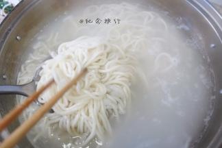 将面条煮熟捞出