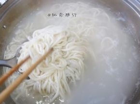 将面条煮熟捞出