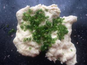 最后倒入香葱同样混合揉匀。