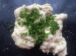 最后倒入香葱同样混合揉匀。