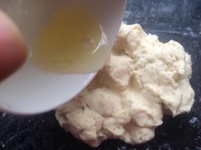 加入玉米油继续揉匀。