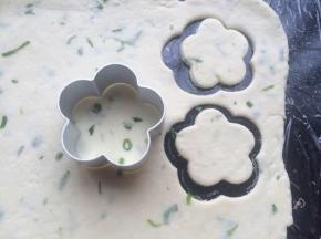 然后用模具全部印出小饼干。