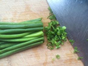 把葱洗干净去掉葱白，然后把葱绿切好备用，尽量切细一些。