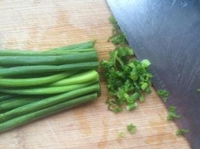 把葱洗干净去掉葱白，然后把葱绿切好备用，尽量切细一些。