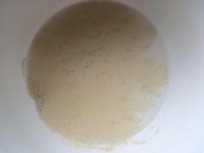 酵母倒入碗中，加入80ml的水搅拌至酵母融化成酵母水。