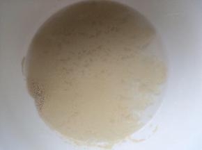 酵母倒入碗中，加入80ml的水搅拌至酵母融化成酵母水。