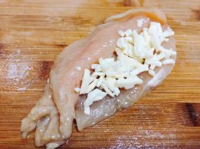 一块鸡胸切两片 其中一片中间片开 加芝士