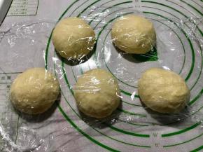  排气后，分成5份，揉圆，盖保鲜膜醒面20分钟。