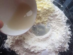 把低筋面粉，奶粉，盐，酵母水混合揉匀。