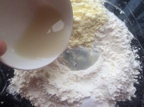 把低筋面粉，奶粉，盐，酵母水混合揉匀。