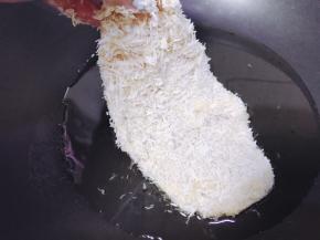 裹面包糠
凉油下锅