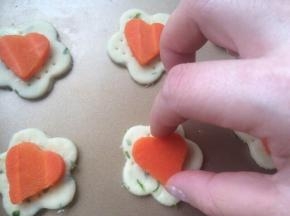 再把胡萝卜放到刷了蛋黄液的位置。