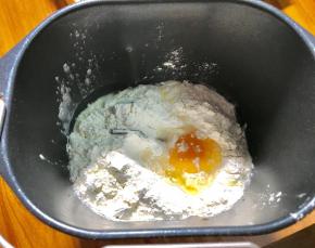 除黄油外的面粉、鸡蛋、糖、盐、水、酵母（不要和盐糖直接碰触）放入面包机中，揉面，选用的是首农的宝宝鸡蛋，蛋黄很大哦，一颗大概35-40克，如果不确定蛋液克数，可以最后加水，先加入粉剂，边和面边加水。